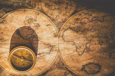 image d'une carte géographique ancienne et d'une boussole pour un coaching en développement personnel
